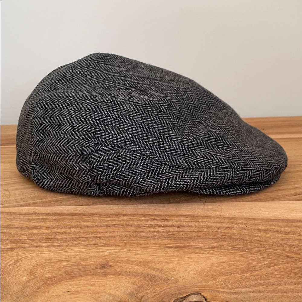 PEAKY BLINDER LOOK. 1920 Brixton Charcoal Herringbone Cap with Red Lining